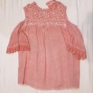 ✨All reasonable offers considered!✨ Andree by Unit boutique top. Size Small